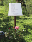 908235 Afbeelding van een paneel met het gedicht 'Bron' van Petra van der Lubbe, in de tuin van Herstel Training ...